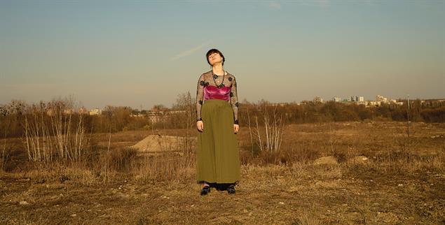 Selbstporträt der Fotografin Kate Kuklinski in der Landschaft um Bytom. Sie wollte den Ort besuchen, aus dem ihre Familie kam. (Foto: Kate Kuklinski)
