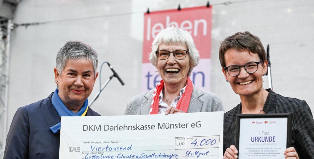 Freuen sich über die Anerkennung: Erika Kerstner (Mitte) und Barbara Haslbeck (rechts) bekommen von Irme Stetter-Karp den Preis des Katholikentages (Foto: KNA / Julia Steinbrecht) 