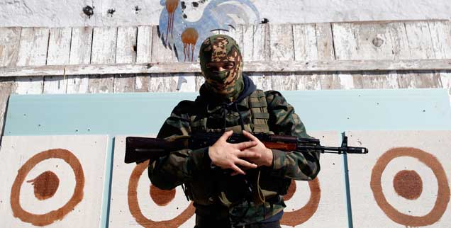 Ein prorussischer Separatist in Donezk: Wer hat den Mut, die Spriale von Gewalt und Gegengewalt in der Ukraine zu beenden? (Foto: pa/ap/Vojnovic)