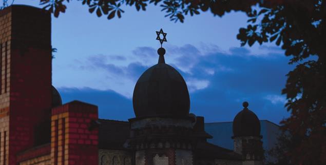 Die Kuppel der Synagoge in der Humboldtstraße als Silhouette vor dem Abendhimmel. Bei einer Attacke in Halle an der Saale waren am 9. Oktober 2019 zwei Menschen erschossen worden. (Foto: pa/dpa/Soeren Stache)