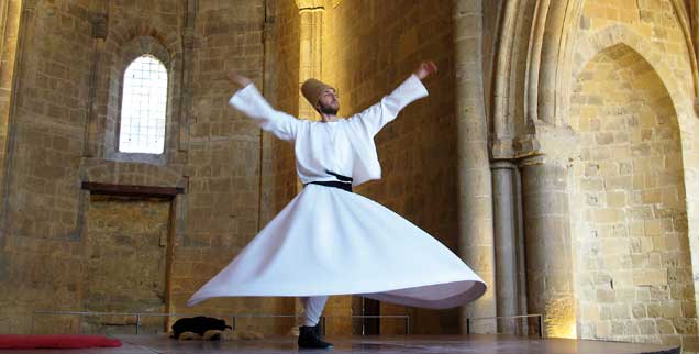 Tanzender Derwisch in einer spätmittelalterlichen Kirchenruine auf Zypern: »Musik ist die schönste Offenbarung Gottes.« (Foto: pa/Kalaene)