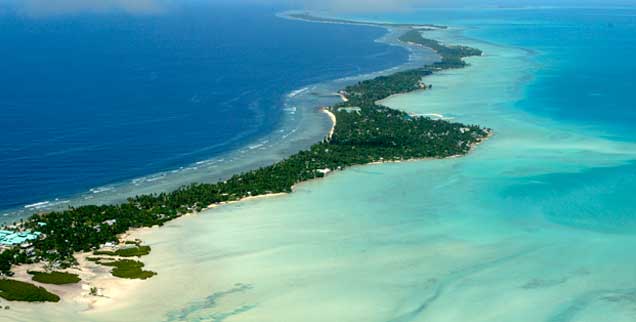 Ein Paradies vor dem Untergang: Der Pazifikstaat Kiribati, der aus vielen Atollen besteht, wird aufgrund des Klimawandels und des steigenden Meeresspiegels in absehbarer Zeit nicht mehr existieren (Foto: PA/AP/Vogel)