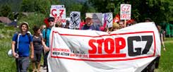 Gegner des G-7-Gipfels beim Bahnhof in Garmisch-Partenkirchen: Der Protest war vielfältig, auf einer Großdemonstration protestierten bis zu 40 000 Menschen friedlich gegen das geplante Freihandelsabkommen TTIP und eine neoliberale Handelspolitik. (Foto: pa/Golejewski)