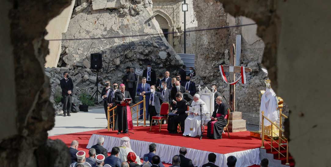 Station in Mossul: Papst Franziskus auf dem Platz der zerstörten Kirchen (Foto: PA/APAndrew Medichini) Station in Mossul: Papst Franziskus auf dem Platz der zerstörten Kirchen (Foto: PA/APAndrew Medichini)