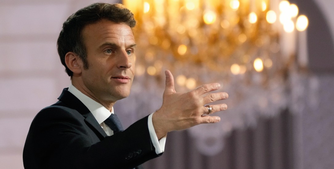 Emmanuel Macron: Inszenierung als Staatsmann, aber viele Franzosen wollen ihm nicht folgen.(Foto: PA/AP/Francois Mori)