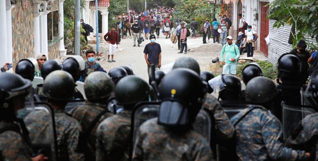 Auf dem Weg in die USA: Guatemaltekische Soldaten stoppen Flüchtlinge aus Honduras (Foto: PA/Reuters/Echeverria)