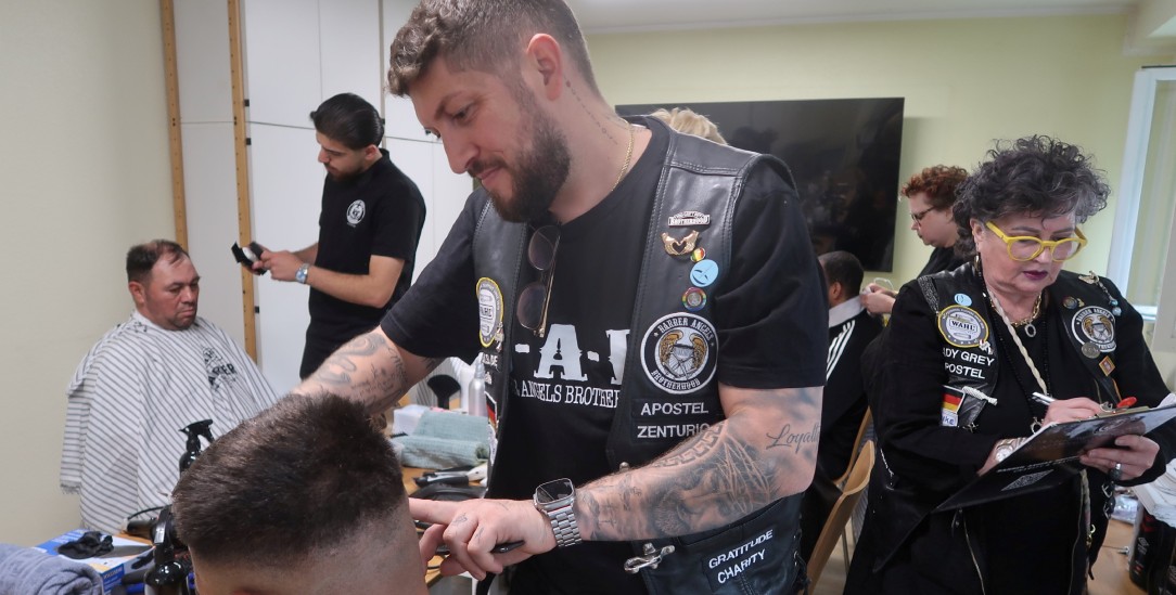 Mit Lederkluft und Haarschneidemaschine: Kevin Cortese im Einsatz für die Barber Angels. (Foto: Steve Przybilla)
