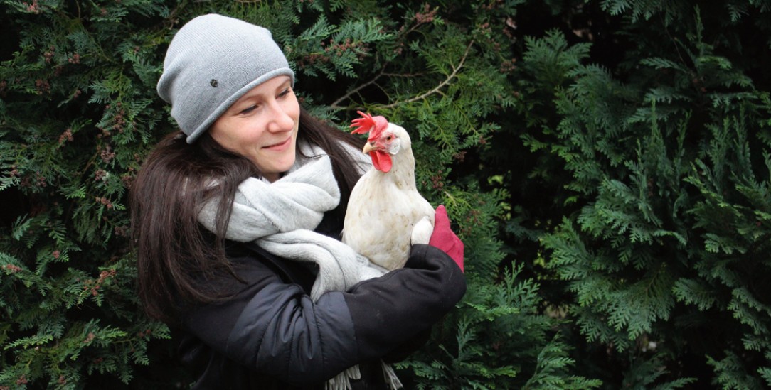 Theologin mit Huhn: Simone Horstmann vertritt eine nicht-anthropozentrische Theologie (Foto: Privat)