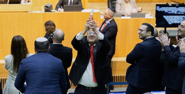 Feiert die Todesstrafe mit Champagner: Der rechtsextreme Minister Itamar Ben-Gvir(Foto: PA / AP / Itay Cohen)