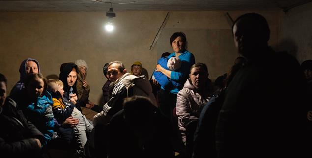 Flucht vor den Bomben der russischen Armee: Menschen in Bashtanka (Foto: pa/ap/Petros Giannakouris) 