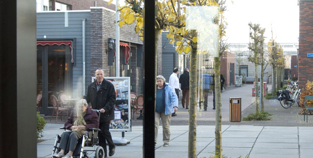 Weitläufig: Die Pflegeeinrichtung "De Hogeweyk" mit ihren flachen Wohngebäuden, dem Restaurant und dem Supermarkt gleicht eher einem Wohnviertel denn einem Heim. (Foto: epd/Bohm)