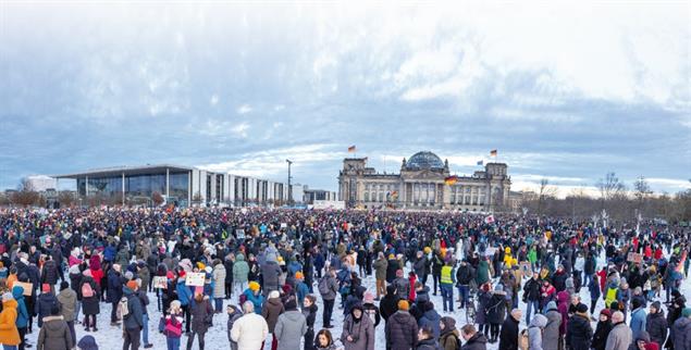  Starkes Zeichen: Etwa 150 000 Menschen protestieren in Berlin gegen Vertreibungspläne von AfD-Vertretern (Foto: imago/Achille Abboud)