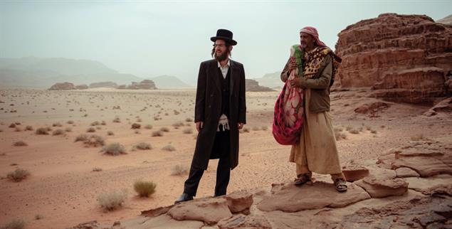 Zusammen unterwegs: Ben, ein ultraorthodoxer Jude, und Adel, ein arabischer Beduine (Foto: Ludwig Sibbel / enigma Film)