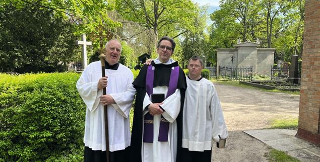 Mit Kreuz und Weihwasser: Georg und Johannes Mesus mit Pater Thomas Dominik Treutler bei einer Beerdigung auf dem Alten Domfriedhof Sankt Hedwig in Berlin. (Foto: Gabi Herzog)
