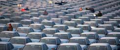 Autos, Autos, wohhin man sieht: Die Massenproduktion von Waren nahm in den  1980er Jahren so richtig Fahrt auf; bis heute wird sie immer weiter gesteigert. (Foto: pa/Michel)