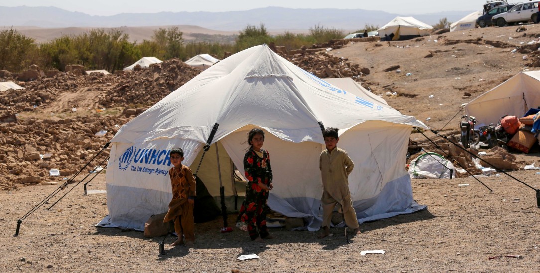 Auf das Beben folgen Hunger und Kälte: Menschen, die ihr Zuhause verloren haben, in einem Zeltlager in Herat, Afghanistan. (Foto: PA/EPA/SAMIULLAH POPAL)