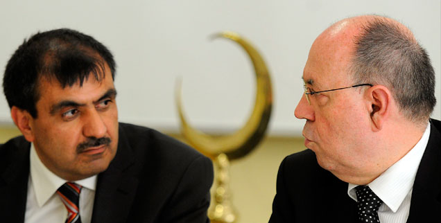 Die Evangelische Kirche und der Koordinationsrat der Muslime sind im Gespräch: Ali Kizilkaya (l), Sprecher des Koordinationsrates, und Nikolaus Schneider (r), Ratsvorsitzender der EKD (Foto: pa/dpa/Henning Kaiser)