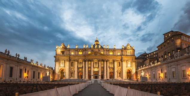 Der Vatikan in mystischem Licht: Der heilige Nymbus ist nur schwer aufrecht zu erhalten, wo immer mehr Fälle sexualisierter Gewalt von Priestern zutage kommen. Wird der Anti-Missbrauchs-Gipfel, der heute in Rom beginnt, die Kirche verändern? (Foto: pa/Wolf)