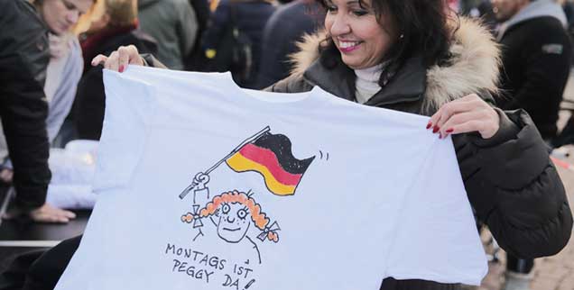 Ein T-Shirt mit der Aufschrift «Montag ist Peggy da!»: Die in Dresden groß gewordene PEGIDA-Bewegung schreit nicht nur gegen den Islam und gegen Ausländer, sondern bemächtigt sich seit Neuestem auch des Feminismus. Sie will jetzt christliche Frauen vor muslimischen Männern retten. Sehr seltsam, findet unser Autor Thomas Gesterkamp. (Foto: pa/Kappeler)

