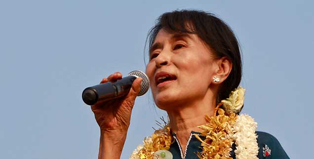 Sie wirkt zerbrechlich und ist doch sehr stark: Friedensnobelpreisträgerin Aung San Suu Kyi  kämpft seit langem gegen die Militärdiktatur in Burma,  jetzt durfte sie bei Nachwahlen antreteten und gewann in ihrem Bezirk 99 Prozent der Stimmen, setzt sich der friedliche Wandel durch?  (Foto:  pa/epa/Nyein Chan Naing)