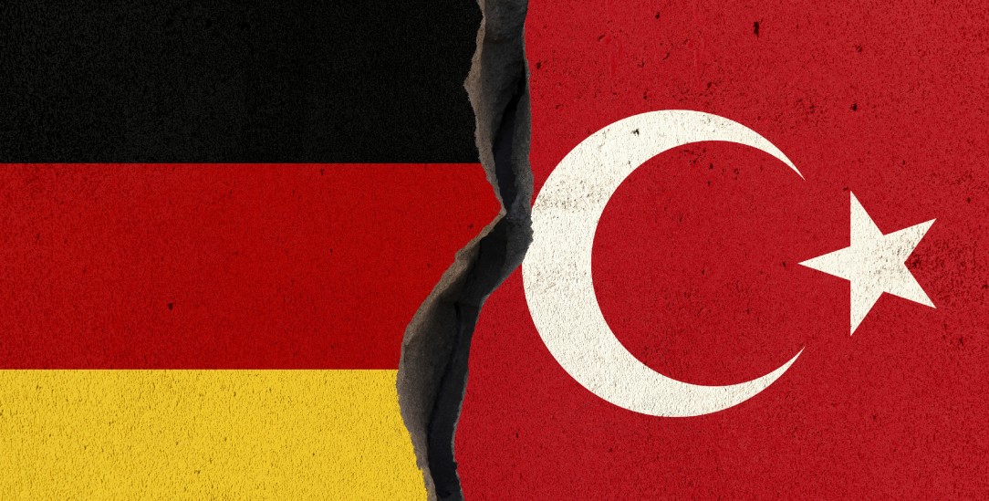 Zerrüttete Beziehungen: Der völkerrechtswidrige Angriff der Türkei auf die Kurdenregion in Nordsyrien belastet das Verhältnis zwischen Deutschland und der Türkei (Foto: istockphoto/MicroStockHub)