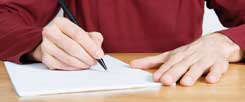 Eigene Gedanken, Gefühle und Assoziationen zu notieren hilft, Fragen für sich zu klären.Tagebücher sind wieder modern. Sie geben der Seele eine Sprache. (Foto: thinkstock/gettyimages/Halfdark)