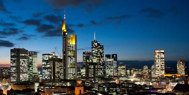 Frankfurt startet in diesen Tagen ein Generationenprojekt: den umweltfreundlichen Umbau einer kompletten Stadt. Insgesamt arbeiten19 Kommunen in Deutschland daran, die CO2-Emissionen nahezu komplett herunterzufahren. An ihren Erfahrungen werden sich später alle anderen Kommunen orientieren.  (Foto: pa/Dedert)