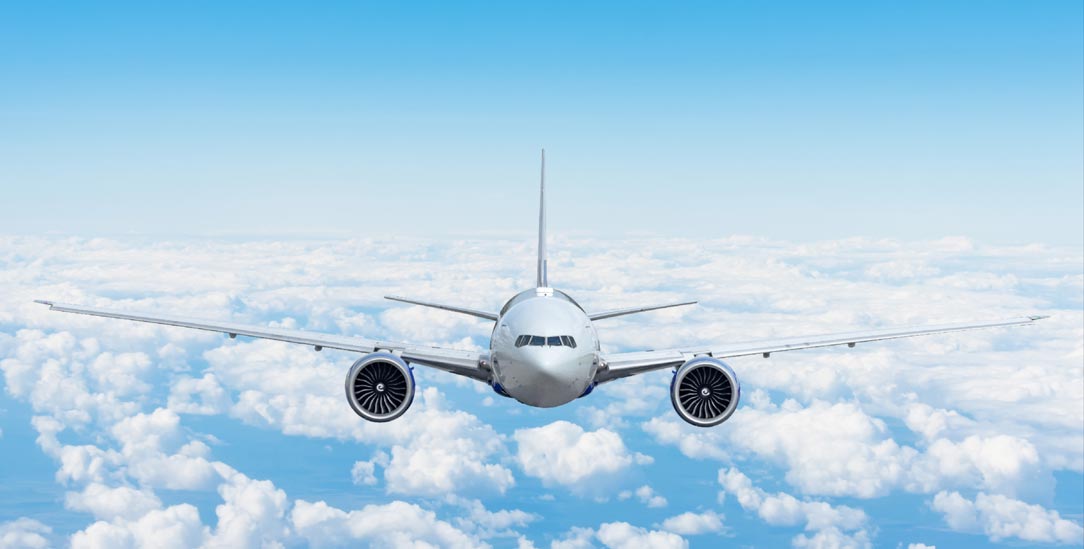 Über den Wolken: Fliegen kann wunderschön sein. Allerdings gilt auch: Inflationäres Reisen ist ein Klimakiller. (Foto: iStock by getty/aapsky)