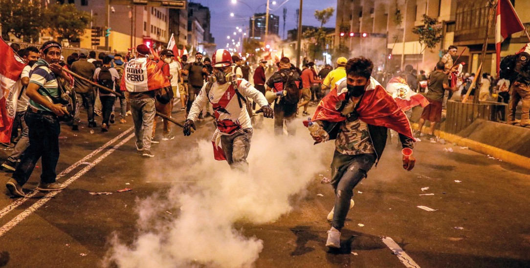   Proteste gegen die Absetzung Castillos in Lima: »Peru hat seine politische Mitte verloren, Links- und Rechtsextremisten konkurrieren um die Macht«(Foto: PA / EPA / Aldair Mejia)