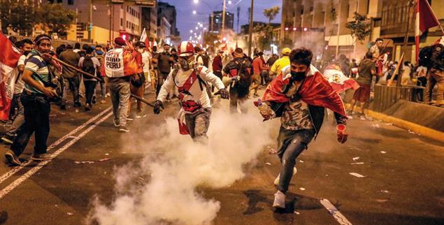   Proteste gegen die Absetzung Castillos in Lima: »Peru hat seine politische Mitte verloren, Links- und Rechtsextremisten konkurrieren um die Macht«(Foto: PA / EPA / Aldair Mejia)