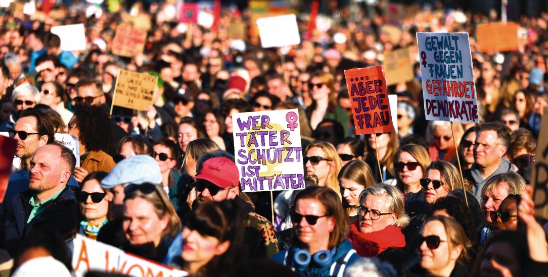 »Wer Täter schützt, ist Mittäter«: Demonstration gegen sexualisierte Gewalt Ende März in Berlin. (Foto: picture alliance / REUTERS / Christian Mang)