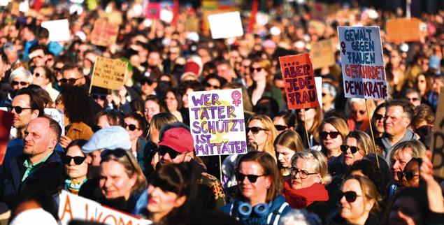 »Wer Täter schützt, ist Mittäter«: Demonstration gegen sexualisierte Gewalt Ende März in Berlin. (Foto: picture alliance / REUTERS / Christian Mang)