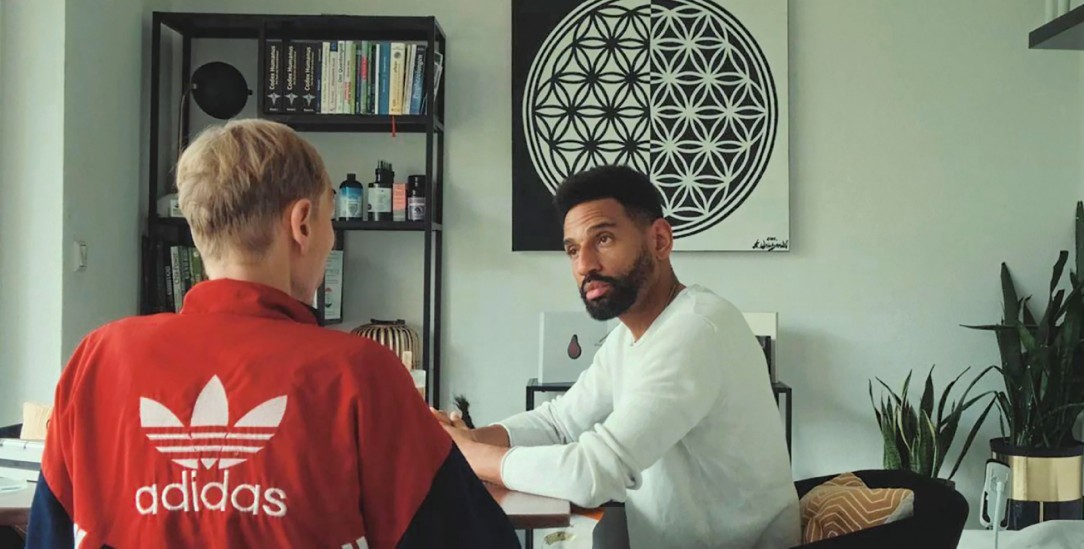 Gefährliche Heilsversprechen: Life-Coach Mr. Raw (rechts) mit seinem Mitbewohner Timo.(Foto: © FOUR GUYS Film Distribution via filmstarts.de)