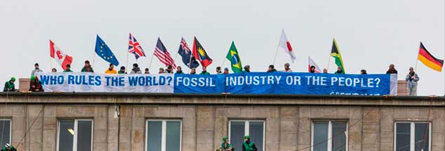 »Wer regiert die Welt? Die Brennstoffindustrie oder das Volk?«, Protestbanner zur Klimakonferenz in Warschau, die mit einem mageren Ergebnis endete (Foto: pa/Konrad Konstantynowicz/Greenpeace)