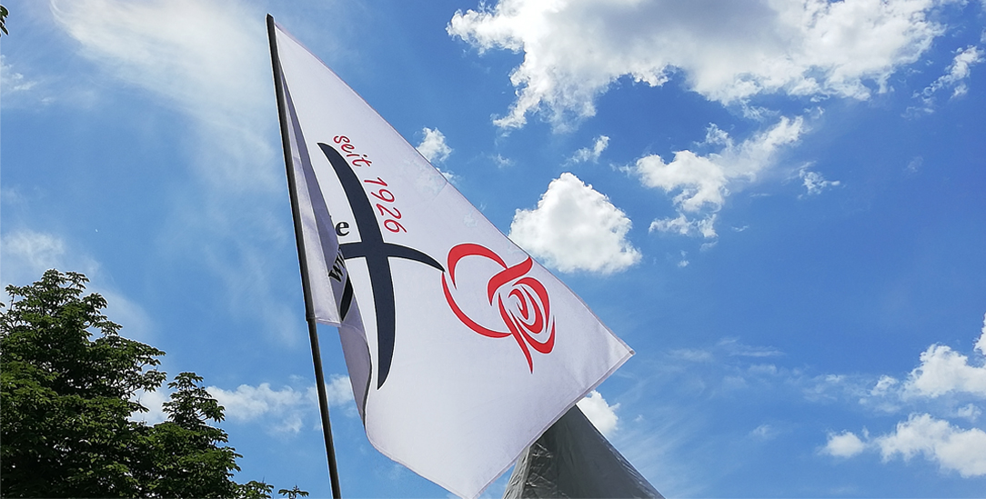Das Kreuz mit der Rose: Flagge des Bundes der Religiösen Sozialistinnen und Sozialisten Deutschlands (Foto: Andreas Herr / BRSD)