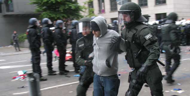 Der Kessel wird geräumt: Wer nicht freiwillig mitging, wurde mit Gewalt von Polizisten zu einer vorbereiteten Stelle geführt. Dort wurden die Demonstranten durchsucht, gefilmt, außerdem stellte die Polizei ihre Personalien fest. (Foto: Dobstadt) Der Kessel wird geräumt: Wer nicht freiwillig mitging, wurde mit Gewalt von Polizisten zu einer vorbereiteten Stelle geführt. Dort wurden die Demonstranten durchsucht, gefilmt, außerdem stellte die Polizei ihre Personalien fest. (Foto: Dobstadt)