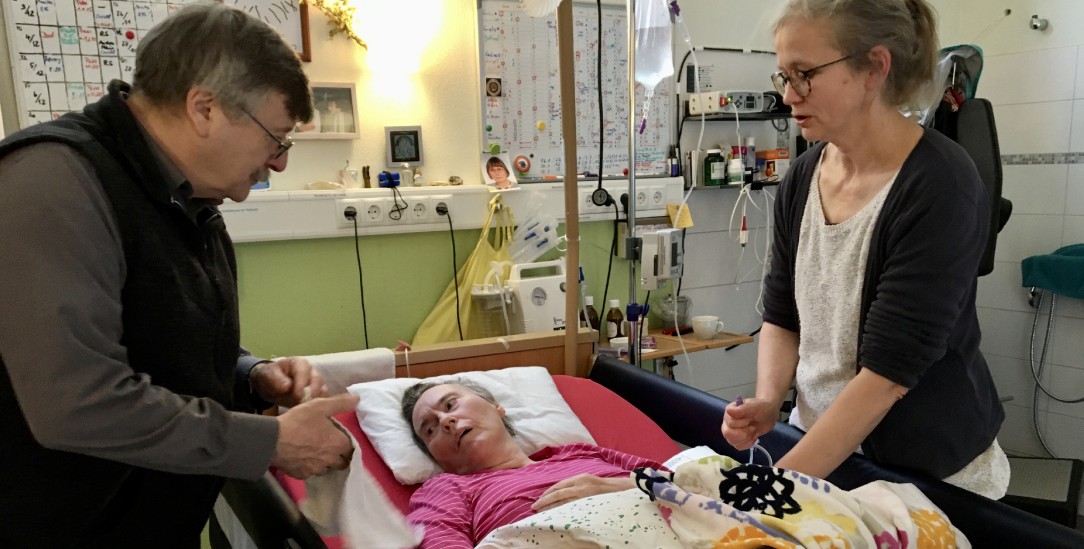 Am besten lebt es sich zu Hause: Renate Schlich, ihr Ehemann Manfred Schlich und Pflegerin Edith Westkemper (Foto: Ursula Rüssmann)