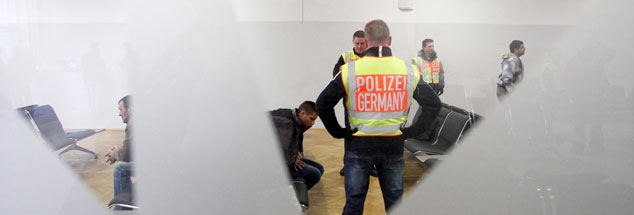 Polizisten überwachen die Ankunft abgelehnter Asylbewerber auf dem Flughafen Leipzig-Halle. Sie sollen nach Belgrad abgeschoben werden. Asyl zu bekommen, wird nach dem 8. Juli 2016 in Deutschland wohl noch schwieriger werden als jetzt. (Foto: pa/dpa/Sebastian Willnow)