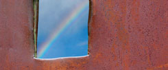 Blick durch ein Fenster auf einen Regenbogen: Die guten Nachrichten werden gerne übersehen oder von den Medien nicht weitergegeben. Dabei gibt es weltweit viele positive Entwicklungen (Foto: istockphoto/olhainsight)
