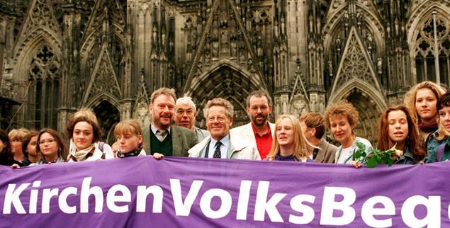 Kölner Dom, 1995: Schülerinnen und Schüler des Freiherr-vom Stein-Gymnasiums Lünen werben für das Kirchenvolksbegehren. In der Mitte: Hans Küng. Neben ihm: Publik-Forum-Mitbegründer Dieter Grohmann (li) und Christian Weisner (re), Mitbegründer von »Wir sind Kirche« (Foto: pa/dpa/ Roland Scheidemann)  