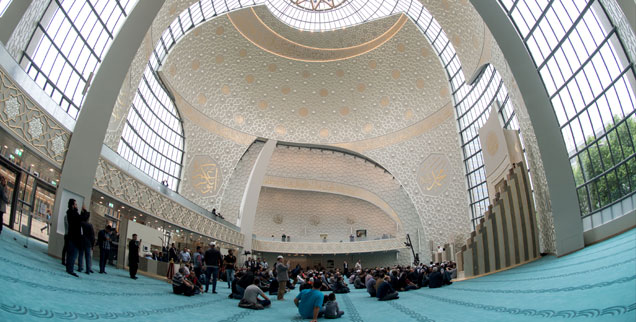 Betende Muslime in der neuen Ditib-Moschee in Köln (Foto: pa/dpa/Marius Becker)