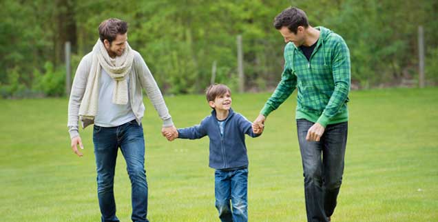 Zwei Männer, ein Kind: Könnte das etwa eine Familie sein? Für den Vatikan ist es keine. Aber auch im Vatikan kann man noch etwas Neues lernen. Kulturelle Sprünge sind grundsätzlich überall möglich.(Foto: pa/Audras)