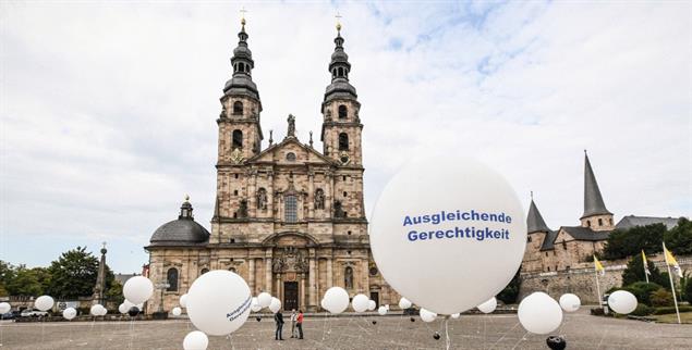 Protest vor dem Dom in Fulda: Missbrauchsüberlebende fordern Gerechtigkeit von der Kirche (Foto: KNA)