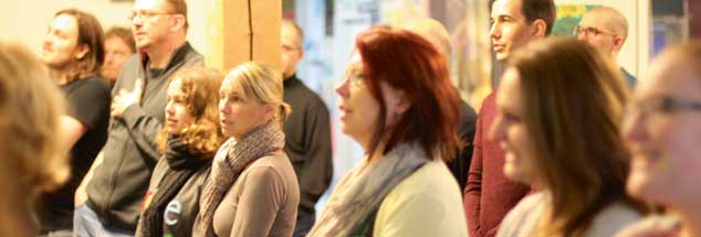 Sunday Assembly in Hamburg: Die Sehnsucht, Gemeinschaft zu finden, sich mit anderen zu treffen und über den Sinn des Lebens nachzudenken, ist groß. (Foto: Sunday Assembly Hamburg/Art media)


