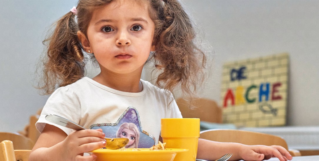 Eine warme Mahlzeit am Tag: Für Kinder aus armen Familien nicht selbstverständlich. (Foto: epd / Christian Ditsch)