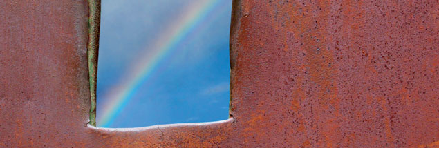 Blick durch ein Fenster auf einen Regenbogen: Die guten Nachrichten werden gerne übersehen oder von den Medien nicht weitergegeben. Dabei gibt es weltweit viele positive Entwicklungen (Foto: istockphoto/olhainsight)