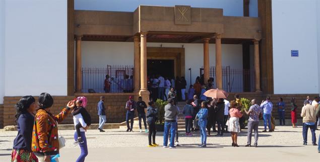 Treffpunkte für Gestrandete: Eingang der Kathedrale von Rabat (Foto: Claudia Mende)