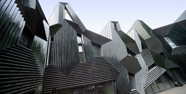 Lichtreflexe, eine einzigartige Form und eine besondere Außenhaut: Die 2010 eingeweihte Synagoge in Mainz beeindruckt durch ihre Architektur (Foto: epd/Neetz)