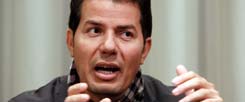 Hamed Abdel-Samad glaubt nicht, dass Ägypten allzu schnell zur Ruhe kommt. Er hält die Muslimbrüder für schlechte Verlierer, die nun drohen, das Land ins Chaos zu stürzen: »Aber die jungen Menschen sind nicht nur für die Freiheit auf die Straße gegangen, sondern auch für Arbeit und soziale Gerechtigkeit. Und sie wollen nun ein Licht am Ende des Tunnels sehen.« (Foto: pa/dpa/Pilick)