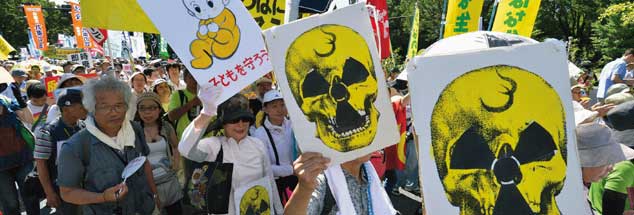 Atompolitik in Japan: Während die Regierung nach dem Gau von Fukushima weitermacht wie gehabt, wächst der Widerstand in der Bevölkerung. Im Juli  2012 (unser Foto) demonstrierten fast 200.000 Menschen in Tokio gegen die Atompolitik: Weitere Demos sind für den Herbst geplant.(Foto: pa/Kyodo/MAXPPP)

 